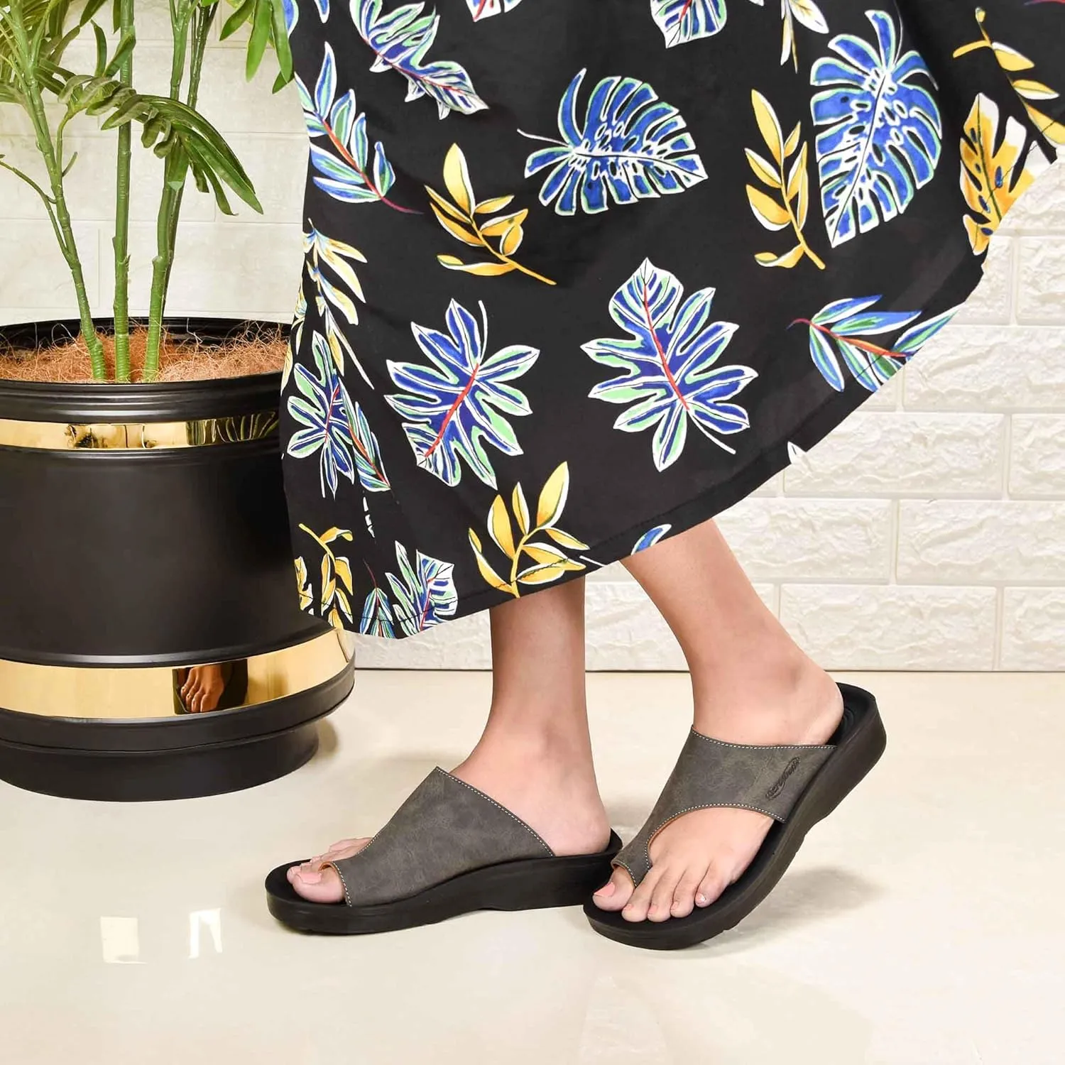 AEROTHOTIC Comfy Arch Support flip flops for women Split Toe Stylish Cushioned Strap with non-slip footbed Walking Dressy Sandals Indoor and Outdoor