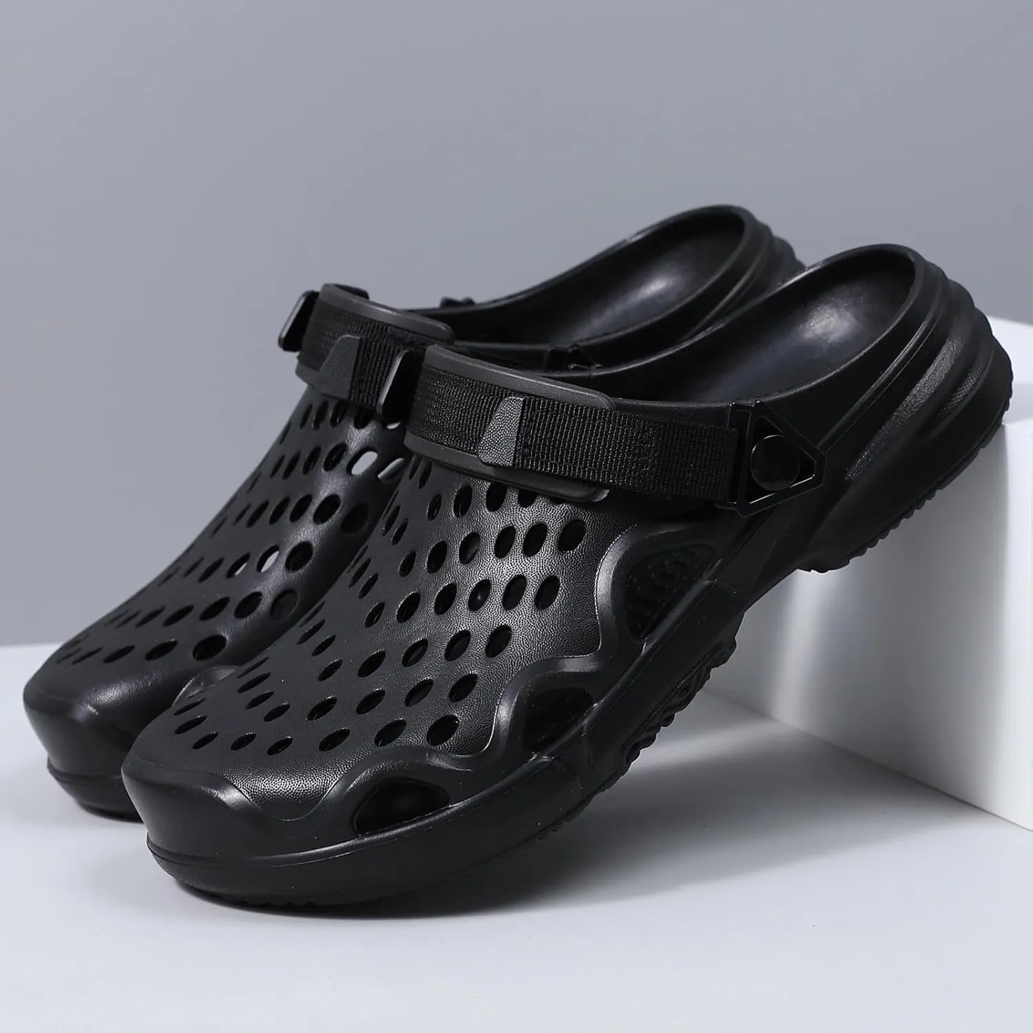 Men's Slip On Clogs Summer Non Slip Garden Shoes Lightweight Soft Clogs Mules Garden Kitchen Outdoor Beach Yard Pool Shower Classic Sandals Slippers