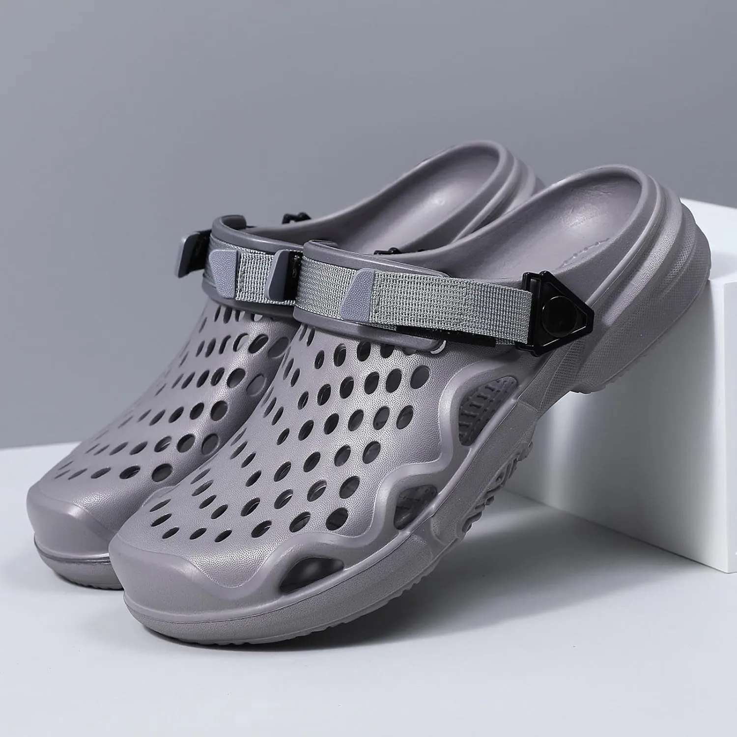 Men's Slip On Clogs Summer Non Slip Garden Shoes Lightweight Soft Clogs Mules Garden Kitchen Outdoor Beach Yard Pool Shower Classic Sandals Slippers