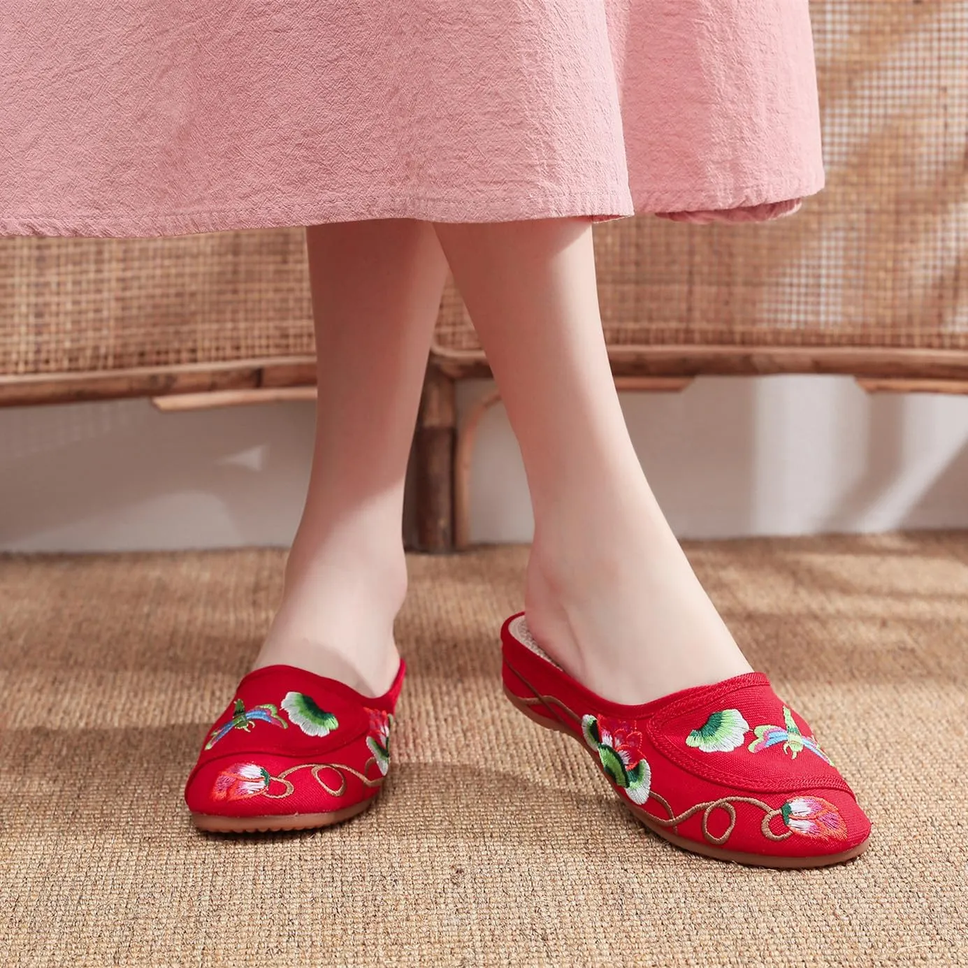 Women's Floral Embroidered Backless Flats Mules Comfortable Flats Round Toe Loafers Chinese Style Canvas Casual Slippers