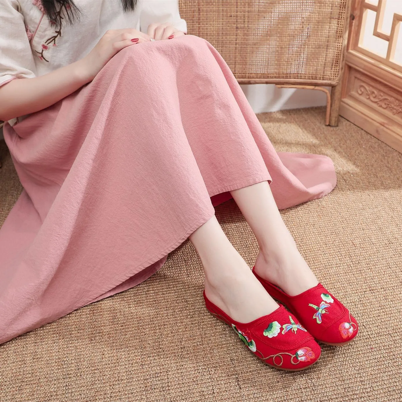 Women's Floral Embroidered Backless Flats Mules Comfortable Flats Round Toe Loafers Chinese Style Canvas Casual Slippers