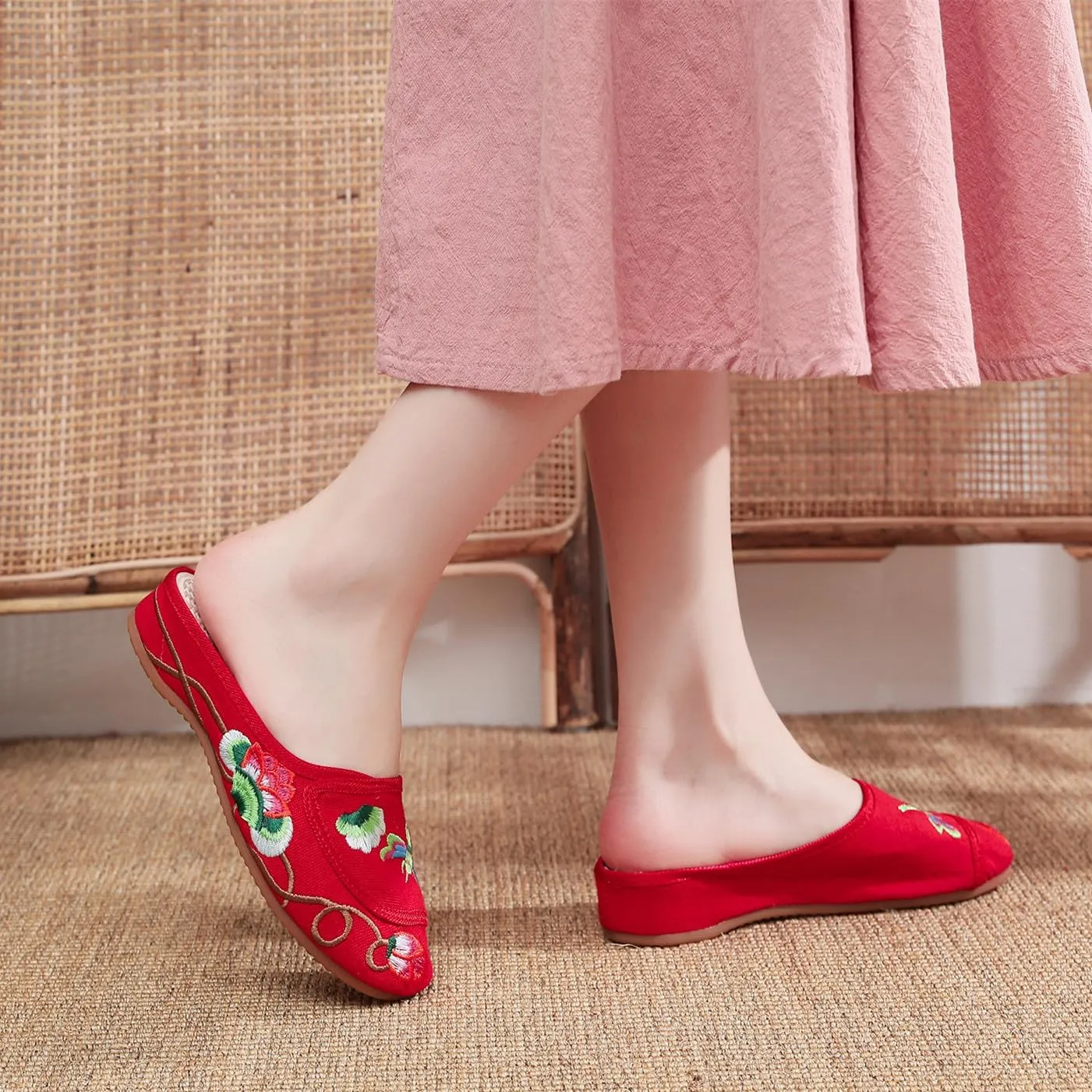 Women's Floral Embroidered Backless Flats Mules Comfortable Flats Round Toe Loafers Chinese Style Canvas Casual Slippers