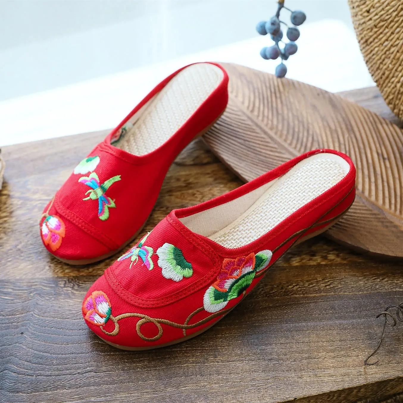 Women's Floral Embroidered Backless Flats Mules Comfortable Flats Round Toe Loafers Chinese Style Canvas Casual Slippers