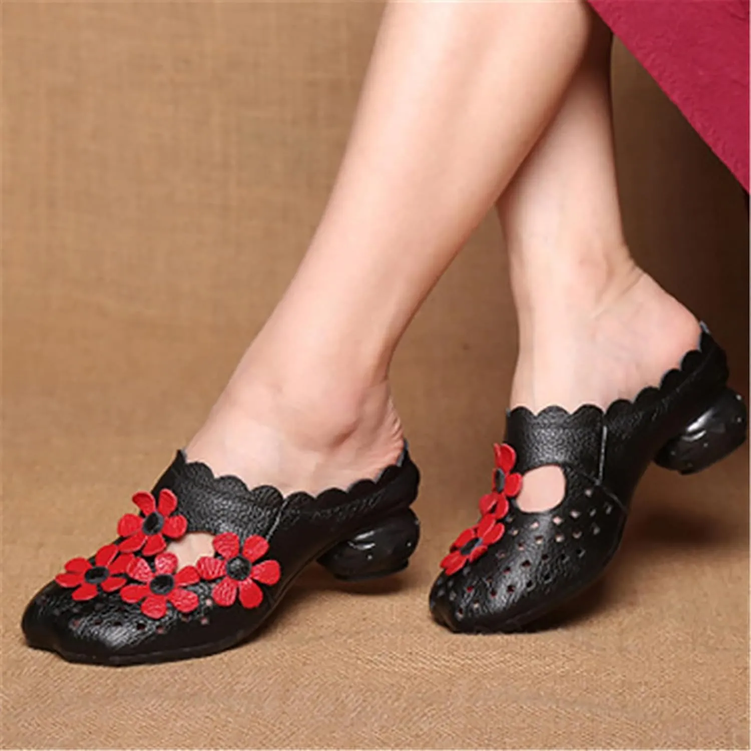 Women's Leather Retro Handmade Flower Hollow Out Chunky Heel Mules Slip-On Wide Closed Toe Comfort Low Block Heel Slide Sandals Casual Non-Slip Backless Heel Loafers for Summer Outdoor